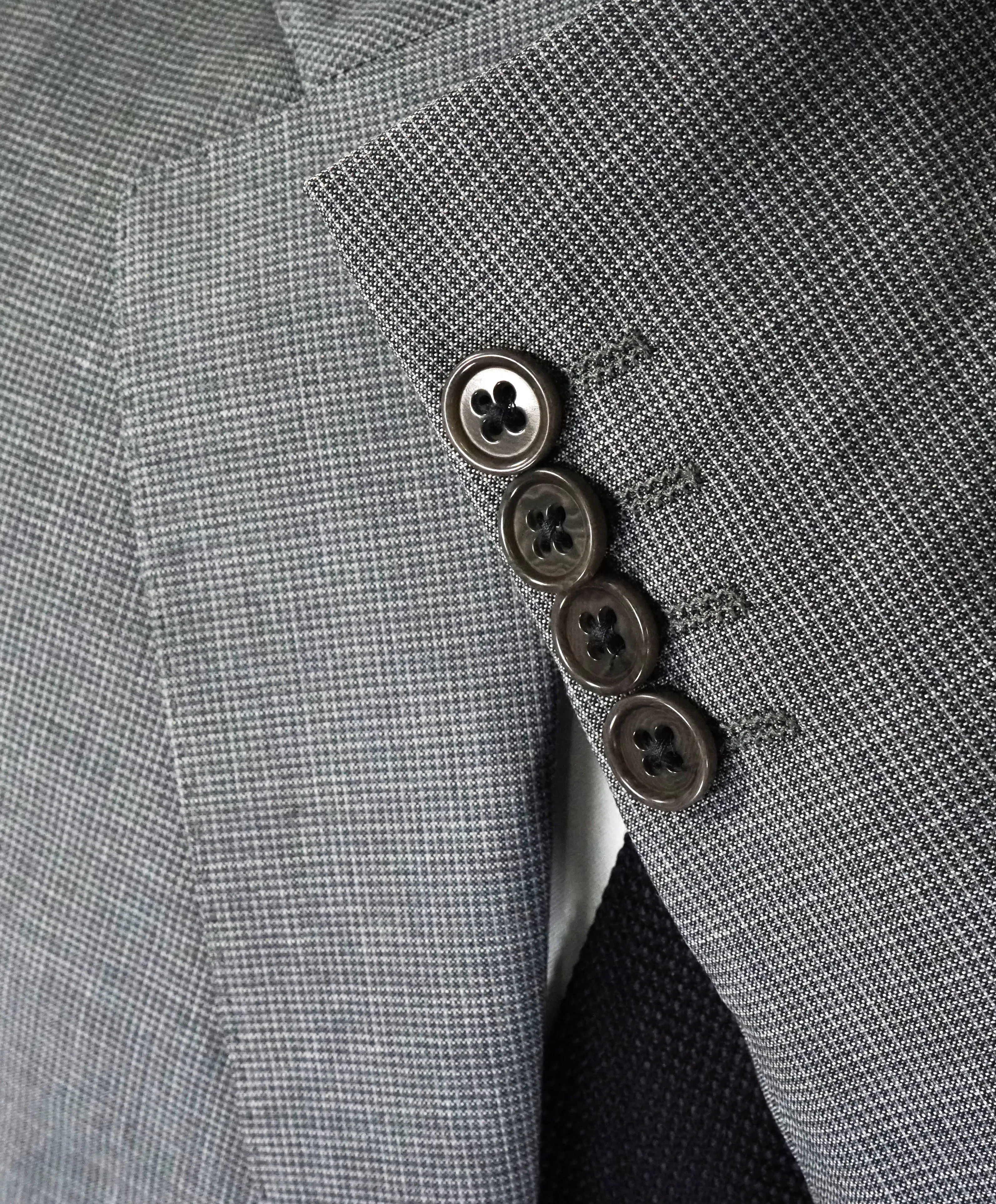 ARMANI COLLEZIONI - “G Line” Gray Micro Check Plaid Notch Lapel Suit - 40R