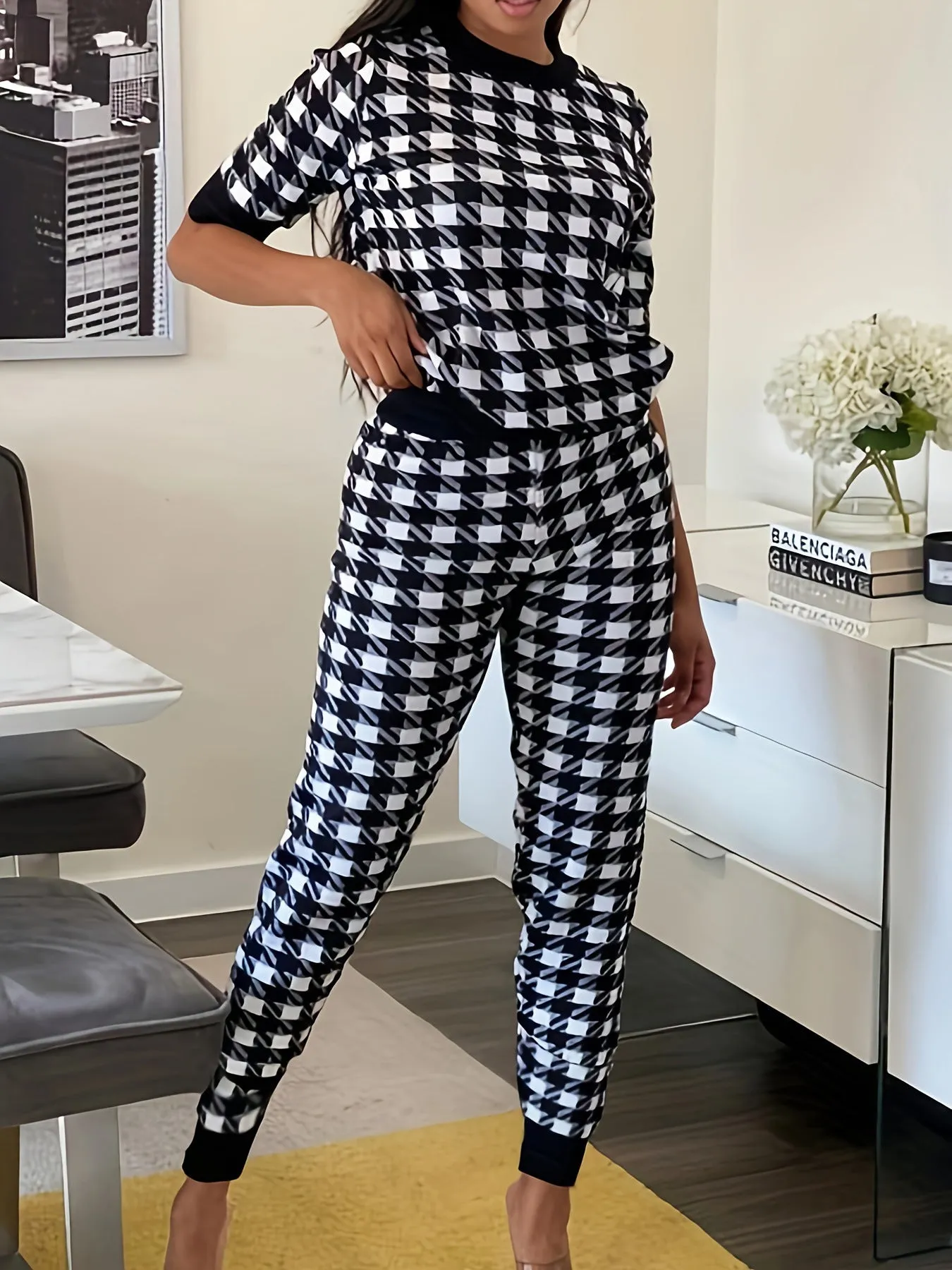 Chic Black and White Plaid Two-Piece Pants Set with Sporty Appeal