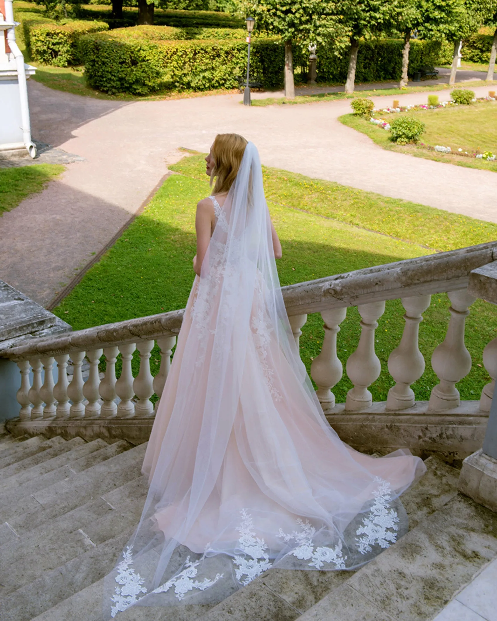 Elegant Lace Wedding Dresses with Veil See Through V-Neck Tulle Lace A-line Bridal Gowns Outdoors