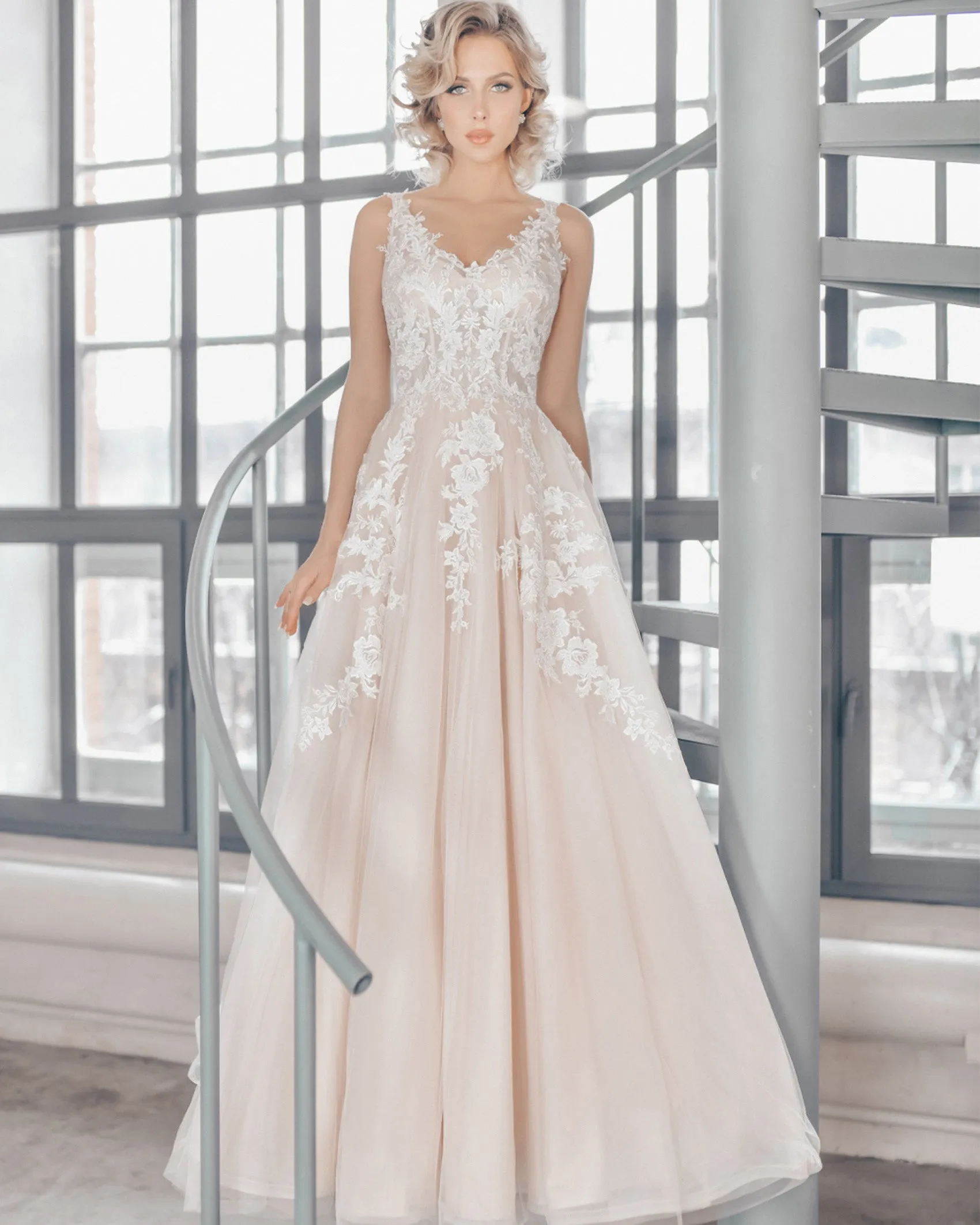 Elegant Lace Wedding Dresses with Veil See Through V-Neck Tulle Lace A-line Bridal Gowns Outdoors
