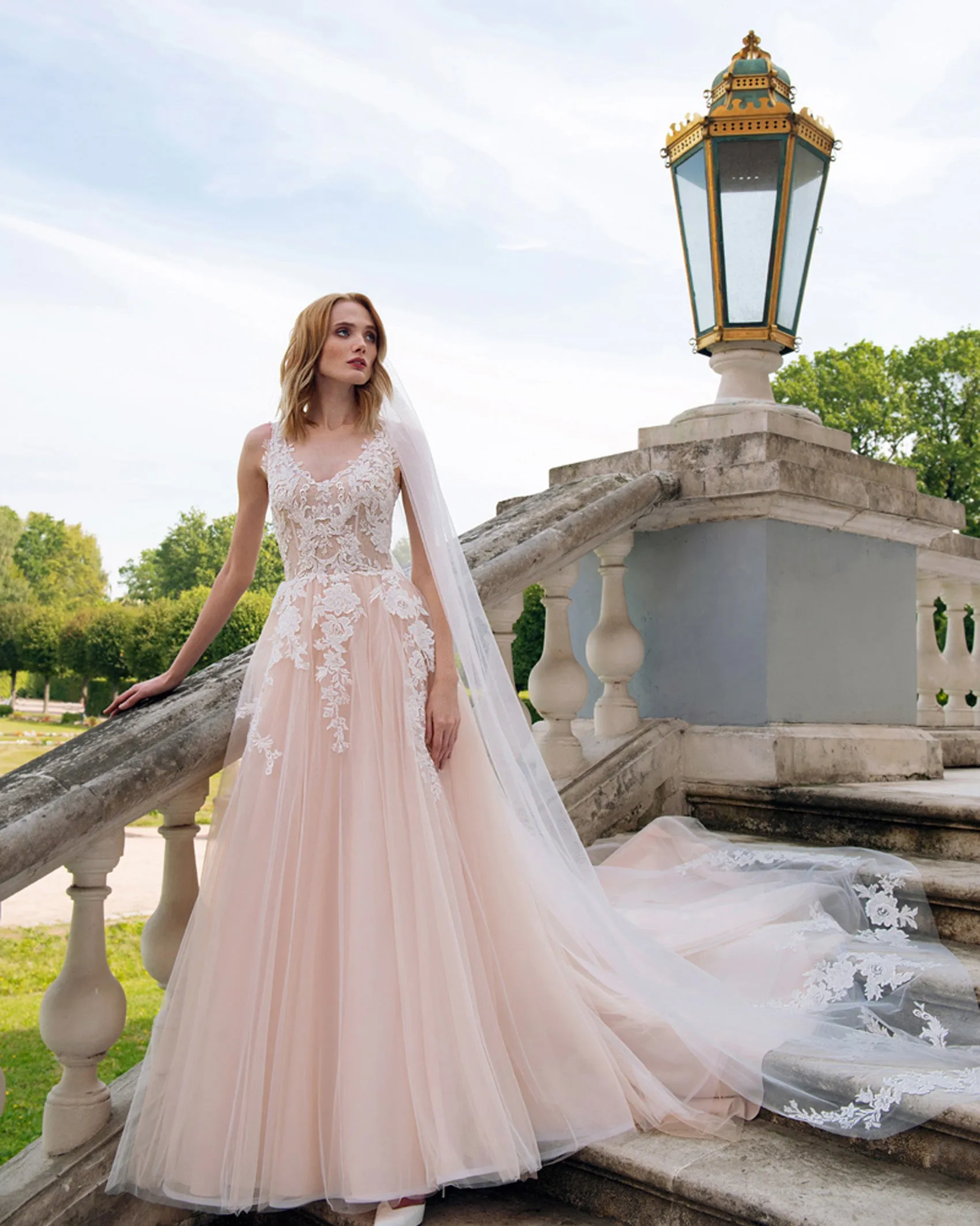 Elegant Lace Wedding Dresses with Veil See Through V-Neck Tulle Lace A-line Bridal Gowns Outdoors