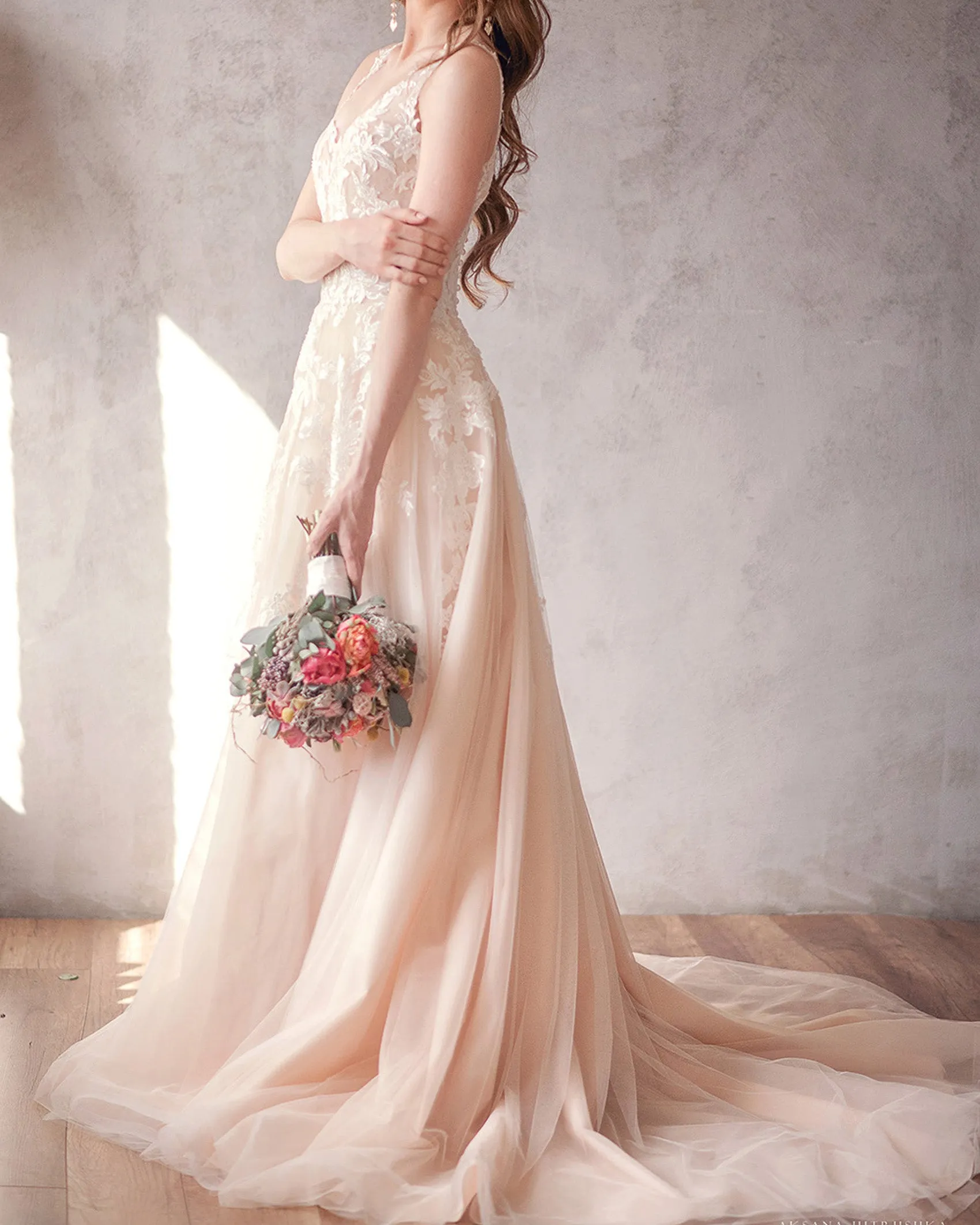 Elegant Lace Wedding Dresses with Veil See Through V-Neck Tulle Lace A-line Bridal Gowns Outdoors
