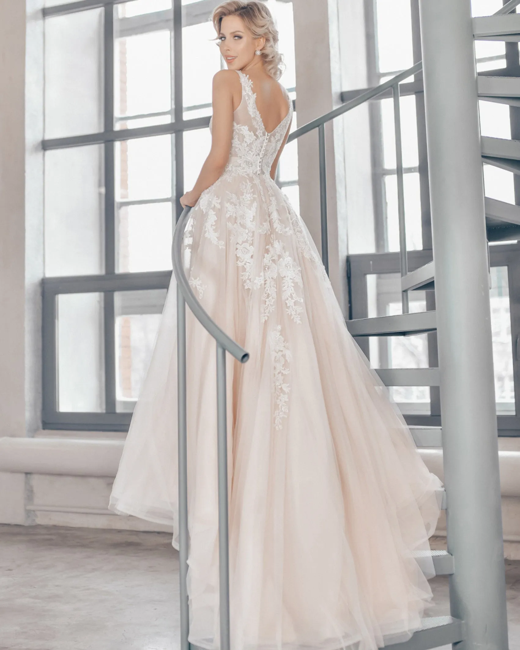 Elegant Lace Wedding Dresses with Veil See Through V-Neck Tulle Lace A-line Bridal Gowns Outdoors