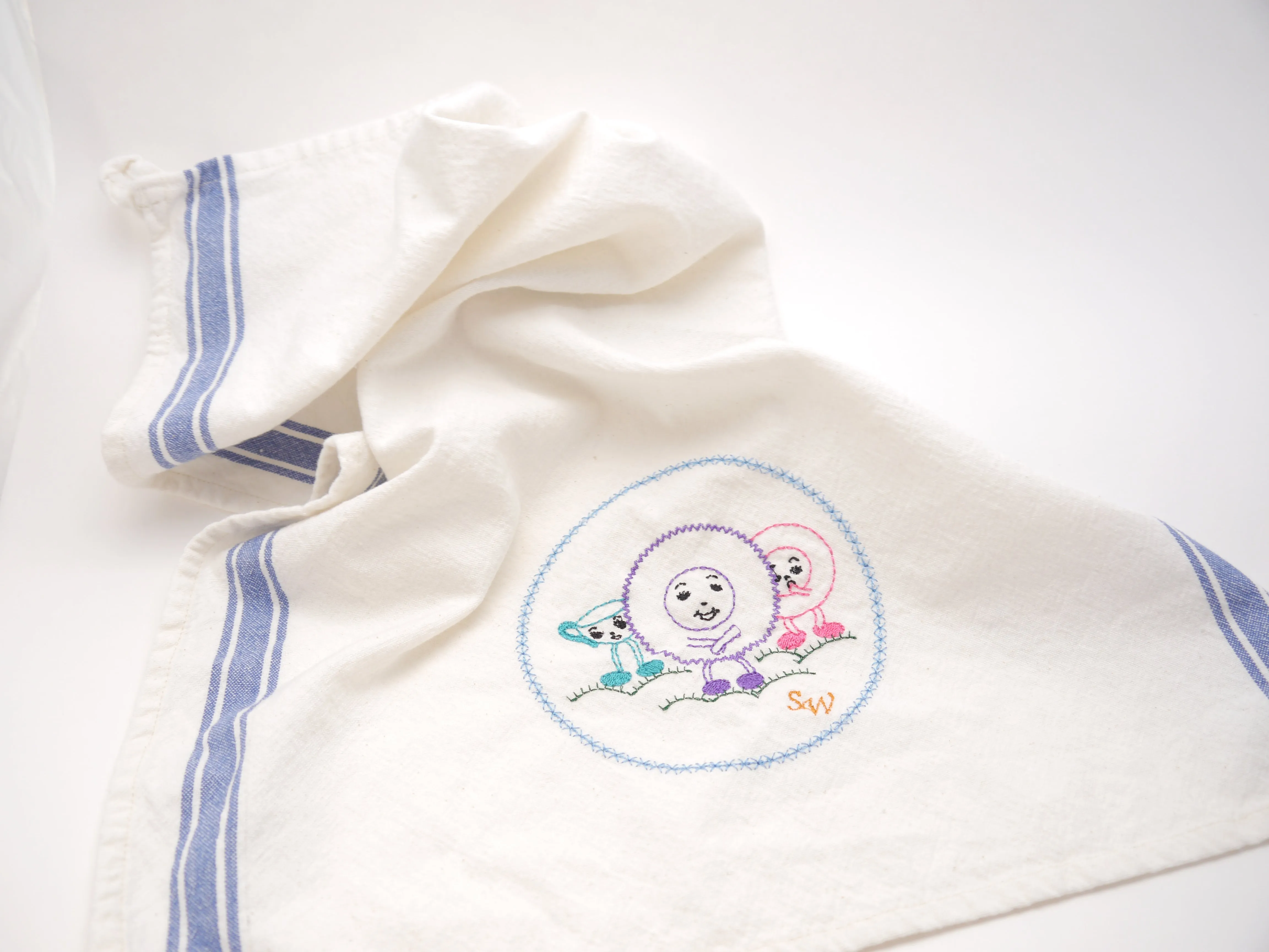 Kitchen Towel Vintage Design Smiling Dishes | stitchywoman.net