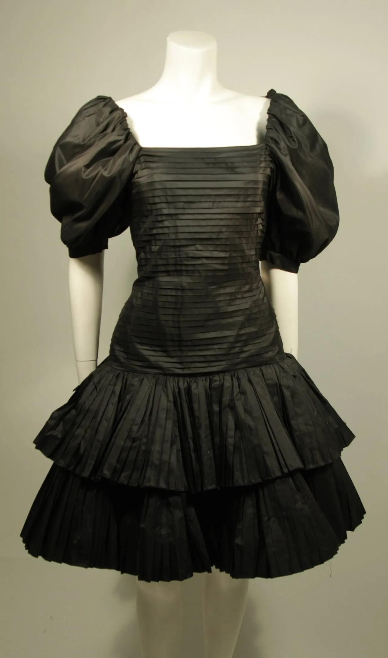OSCAR DE LA RENTA Black Pleated and Puff Sleeve Cocktail Dress