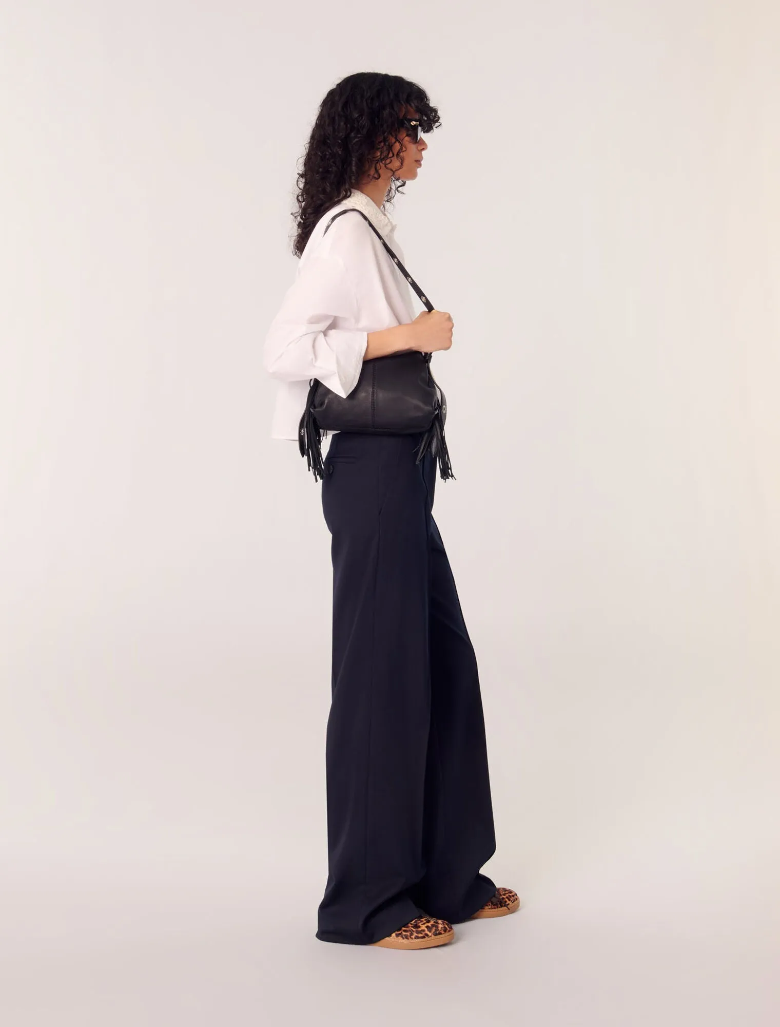 Short shirt with embroidered collar