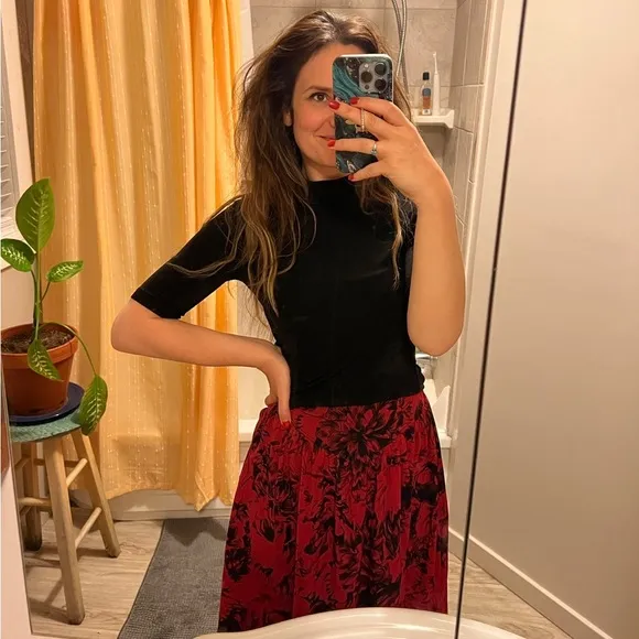 Vintage 90s Red and Black Floral High-Rise Aline Skirt 🌿