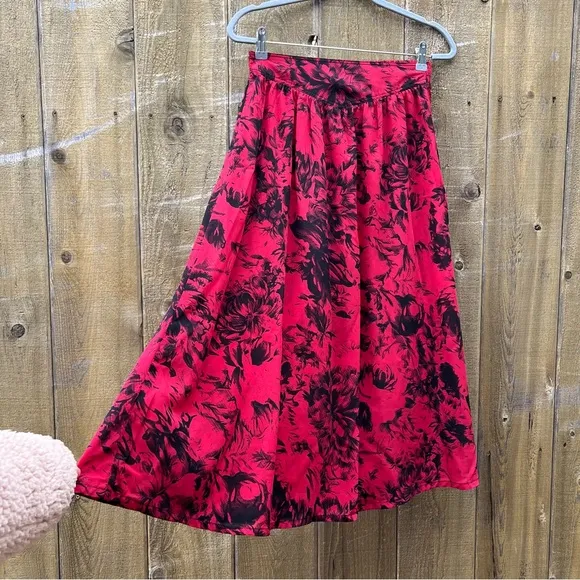 Vintage 90s Red and Black Floral High-Rise Aline Skirt 🌿