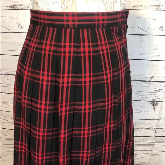 Vintage David Brooks wool plaid skirt Beautiful pleated skirt in black &amp; red