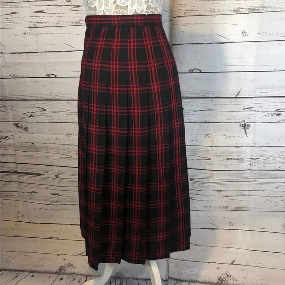 Vintage David Brooks wool plaid skirt Beautiful pleated skirt in black &amp; red
