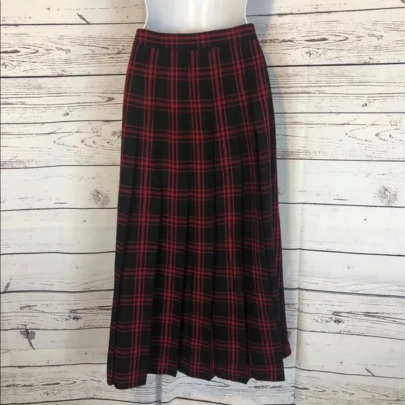 Vintage David Brooks wool plaid skirt Beautiful pleated skirt in black &amp; red