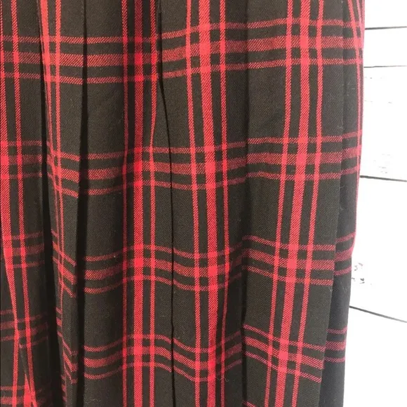 Vintage David Brooks wool plaid skirt Beautiful pleated skirt in black &amp; red