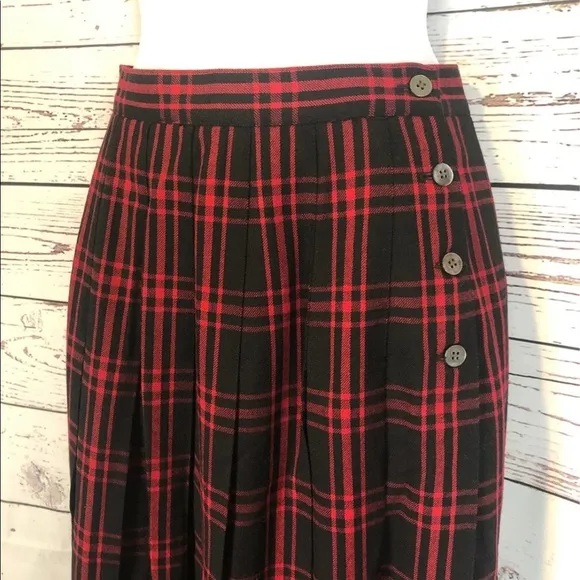 Vintage David Brooks wool plaid skirt Beautiful pleated skirt in black &amp; red