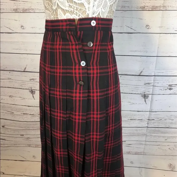 Vintage David Brooks wool plaid skirt Beautiful pleated skirt in black &amp; red