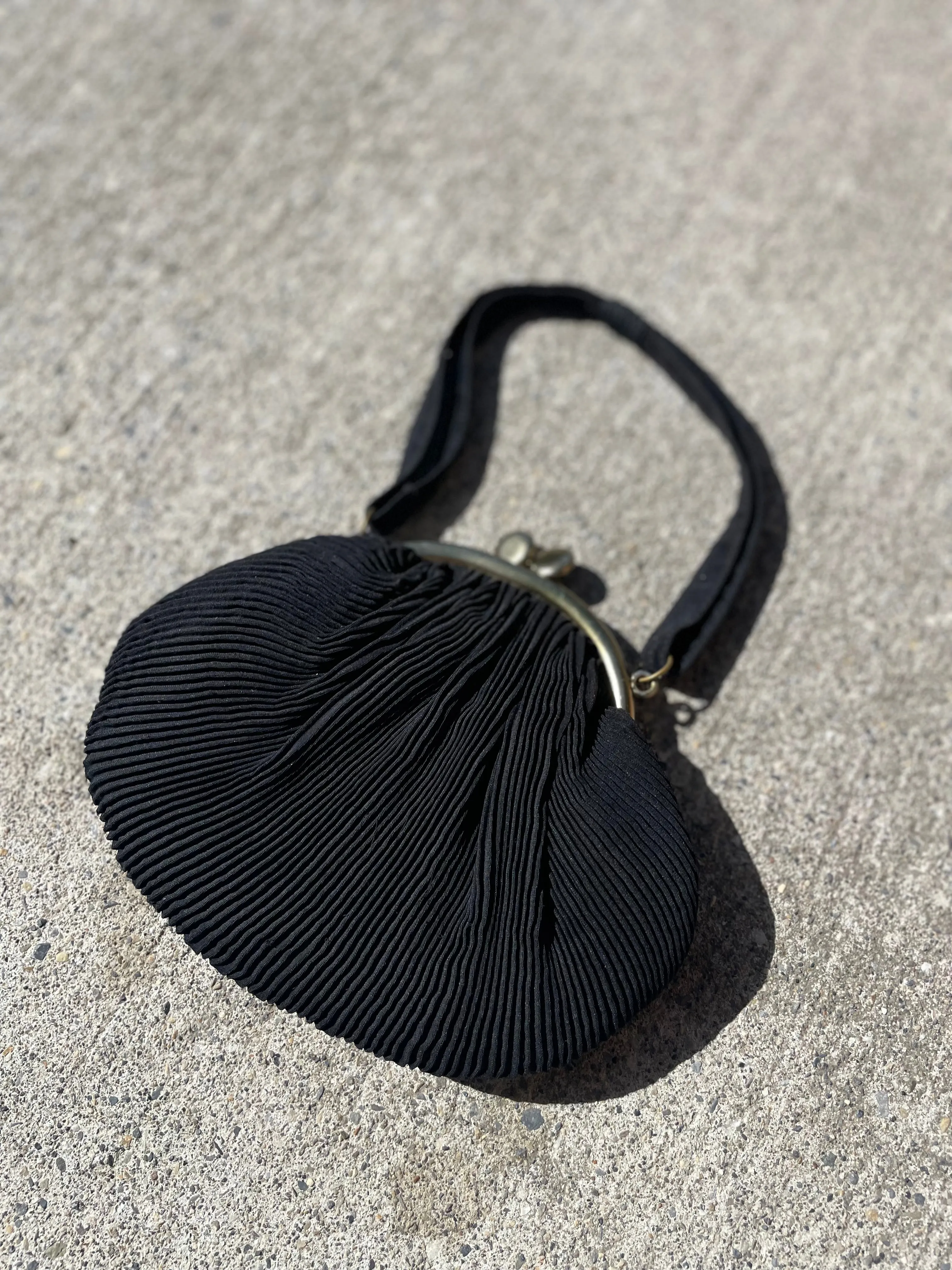 Vintage Pleated Clam Shell Evening Bag Purse in Black