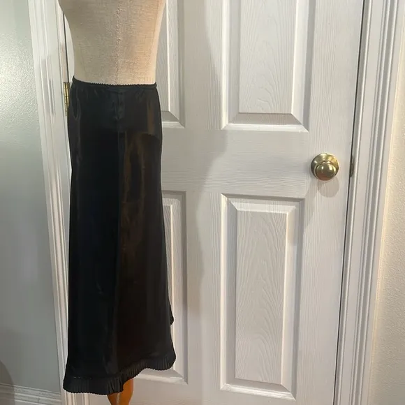 Vintage Warners pleated black midi half slip USA lingerie women’s size L 25”