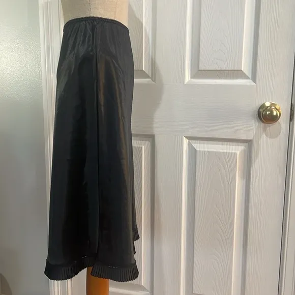 Vintage Warners pleated black midi half slip USA lingerie women’s size L 25”