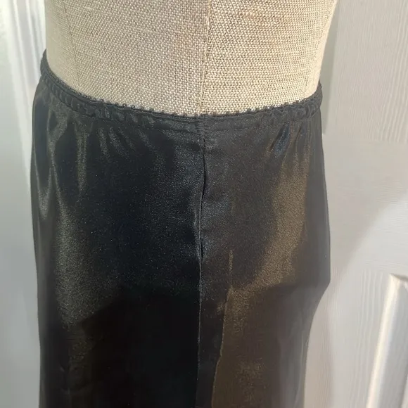 Vintage Warners pleated black midi half slip USA lingerie women’s size L 25”