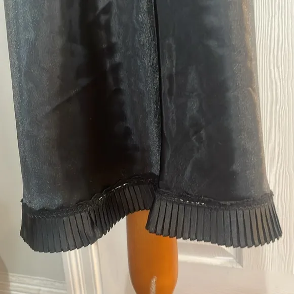 Vintage Warners pleated black midi half slip USA lingerie women’s size L 25”