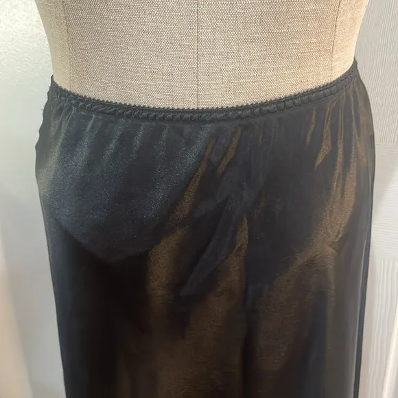 Vintage Warners pleated black midi half slip USA lingerie women’s size L 25”