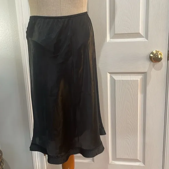 Vintage Warners pleated black midi half slip USA lingerie women’s size L 25”