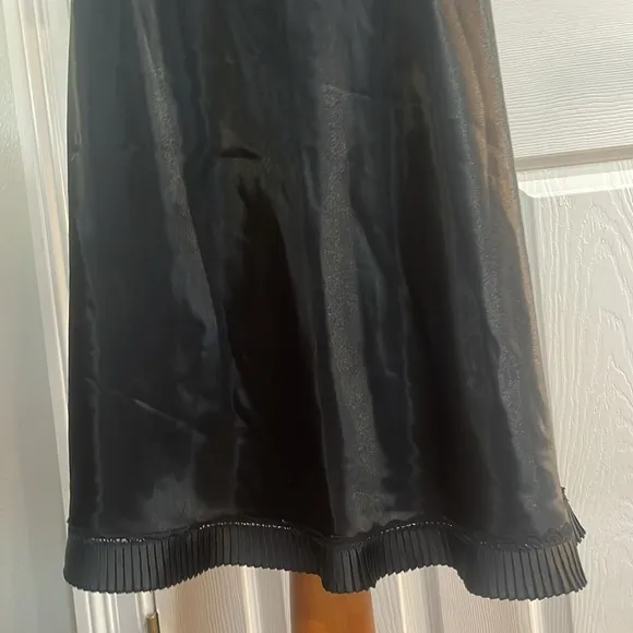 Vintage Warners pleated black midi half slip USA lingerie women’s size L 25”