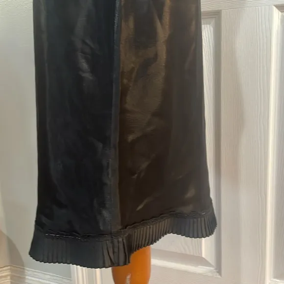 Vintage Warners pleated black midi half slip USA lingerie women’s size L 25”