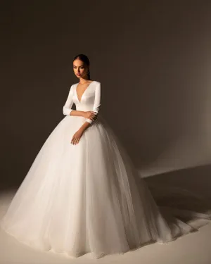 White Tulle Skirt Wedding Dresses with Long Sleeve Deep V-Neck 2021 Ball Gown Bridal Dress