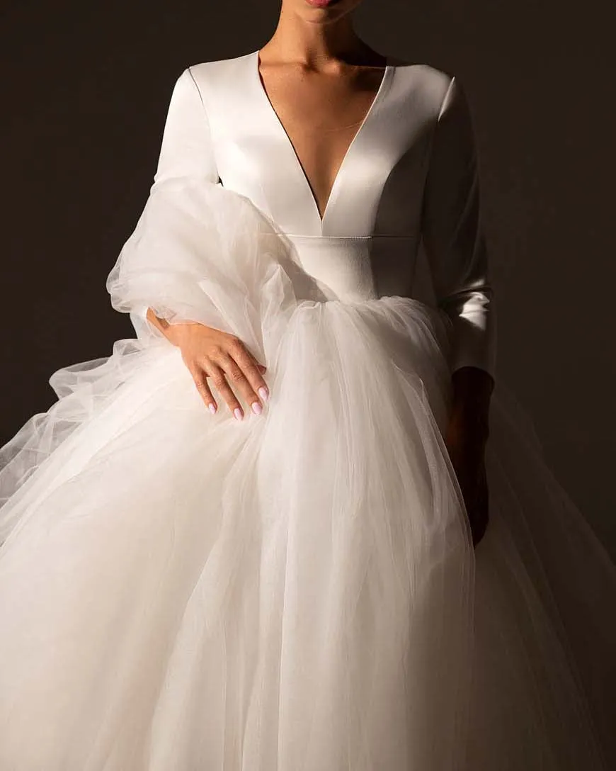 White Tulle Skirt Wedding Dresses with Long Sleeve Deep V-Neck 2021 Ball Gown Bridal Dress